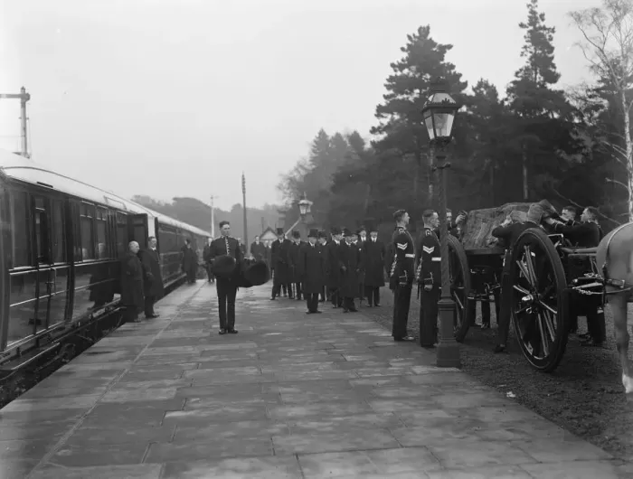 Framed Print : Queen Alexandras funeral at Sandringham. The arrival of the cortege at Wolferton Station Framed Print : Queen Alexandras funeral at Sandringham. The arrival of the cortege at Wolferton Station