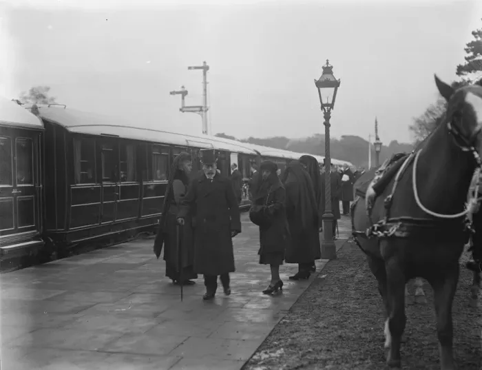 Framed Print : Queen Alexandras funeral at Sandringham. The King and Queen on the platform Framed Print : Queen Alexandras funeral at Sandringham. The King and Queen on the platform