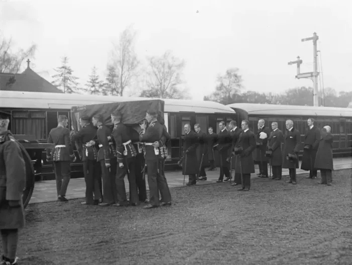 Framed Print : Queen Alexandras funeral at Sandringham. The coffin being put on to the train