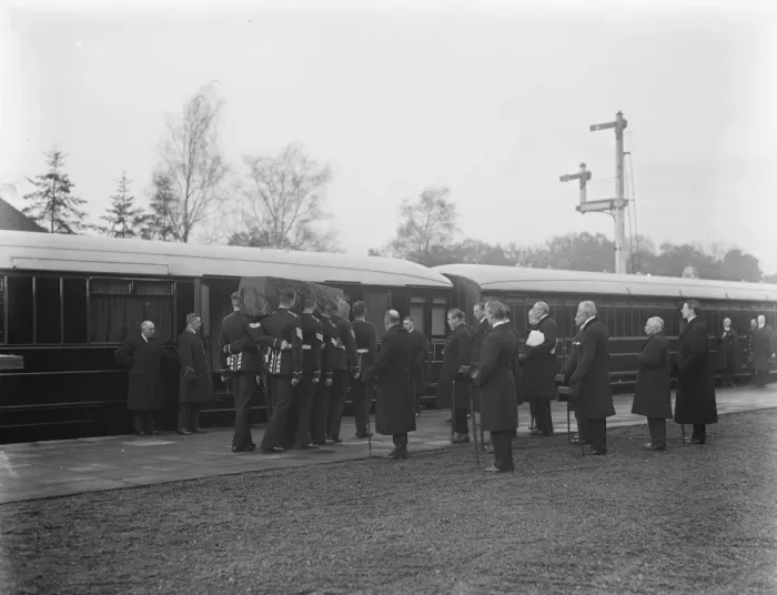 Framed Print : Queen Alexandras funeral at Sandringham. The coffin being put on to the train Framed Print : Queen Alexandras funeral at Sandringham. The coffin being put on to the train