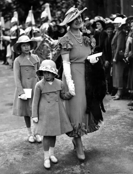 Framed Print : The Queen (as Duchess of York) and her two daughters at the Elphinstone wedding in 1936