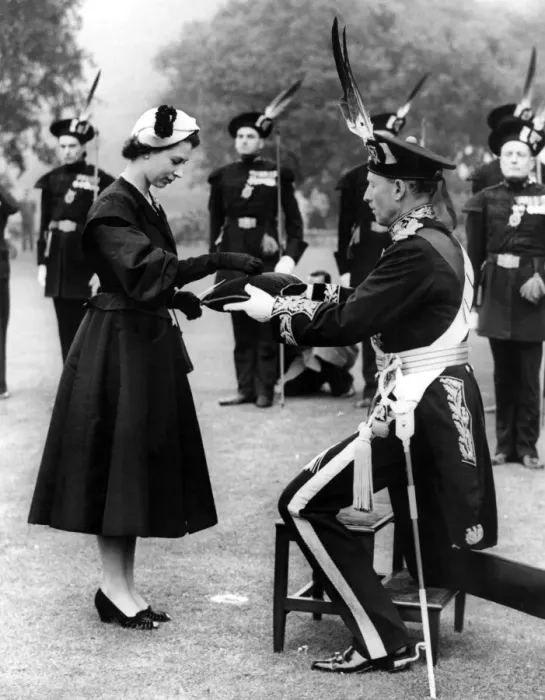 Framed Print : Queen Elizabeth II is presented with a jewelled brooch by the Duke of Bucceluch Framed Print : Queen Elizabeth II is presented with a jewelled brooch by the Duke of Bucceluch