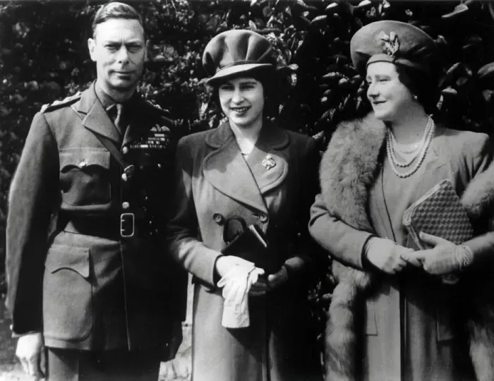 Framed Print : Queen Elizabeth, The Queen Mother (right) with her husband, King George VI (left) Framed Print : Queen Elizabeth, The Queen Mother (right) with her husband, King George VI (left)