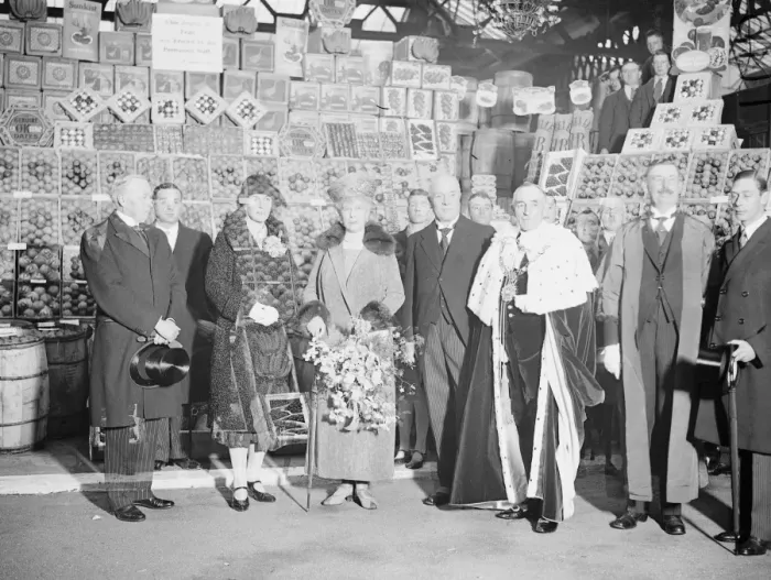 Framed Print : Queen Mary opens new extension of Spitalfields The queen and the Lord Mayor ( Sir Framed Print : Queen Mary opens new extension of Spitalfields The queen and the Lord Mayor ( Sir