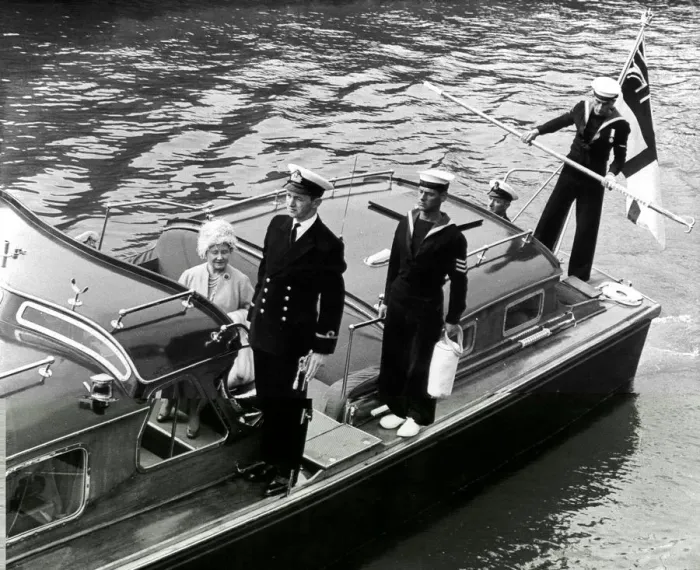 Framed Print : The Queen Mother arrives by Royal barge at Portsmouth 28th April 1962 Framed Print : The Queen Mother arrives by Royal barge at Portsmouth 28th April 1962
