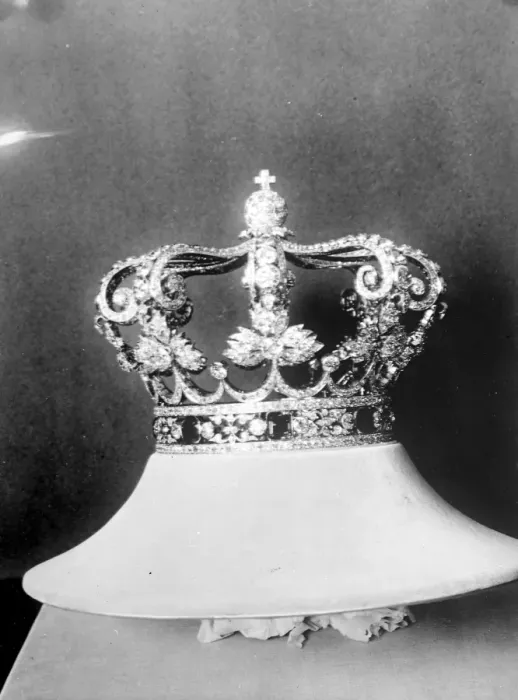 Framed Print : Queen Victoria of Spains Royal Crown, presented to her by King Alfonso, as one of Framed Print : Queen Victoria of Spains Royal Crown, presented to her by King Alfonso, as one of