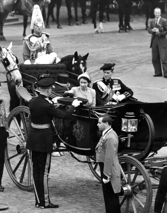 Framed Print : The queen, wearing pale green hat to match her collarless coat which she wore over Framed Print : The queen, wearing pale green hat to match her collarless coat which she wore over