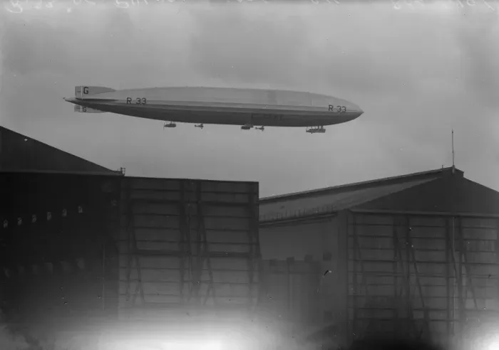 Framed Print : R 33 in taking off trial with two D H 53 Hummingbirds at Pulham. The airship above