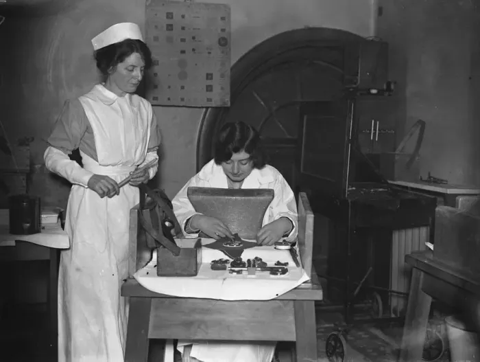 Framed Print : Radium treatment at the Radium Institute, Riding House Street, Portland Place, London Framed Print : Radium treatment at the Radium Institute, Riding House Street, Portland Place, London