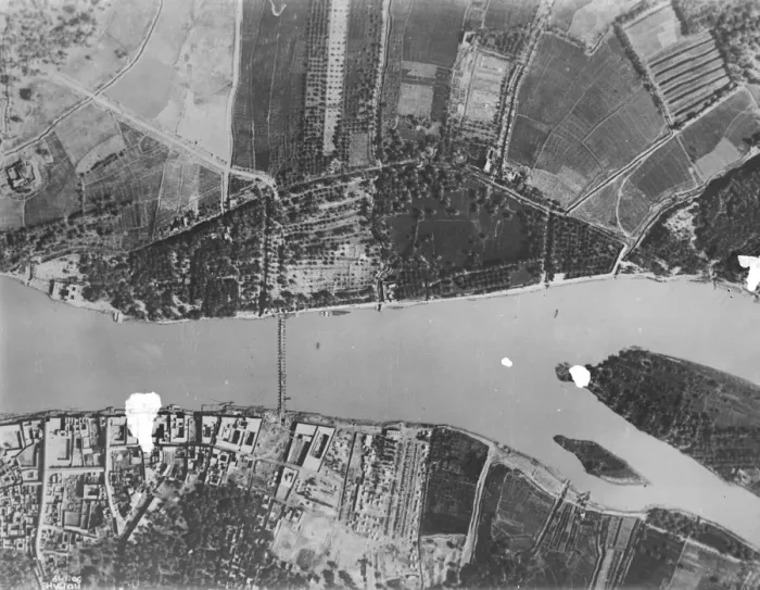 Framed Print : The RAF take over the policing of Iraq. An aerial view of Kufah, 88 miles south of Baghdad Framed Print : The RAF take over the policing of Iraq. An aerial view of Kufah, 88 miles south of Baghdad