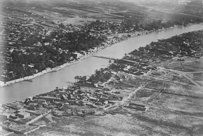 Framed Print : The RAF take over the policing of Iraq. An aerial view of Rumeitha on the Euphrates Framed Print : The RAF take over the policing of Iraq. An aerial view of Rumeitha on the Euphrates
