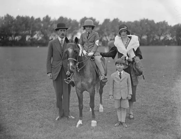 Framed Print : Ranelagh horse and pony show. Hon Roland and Mrs Cubitt with their children Rosalind and Harry