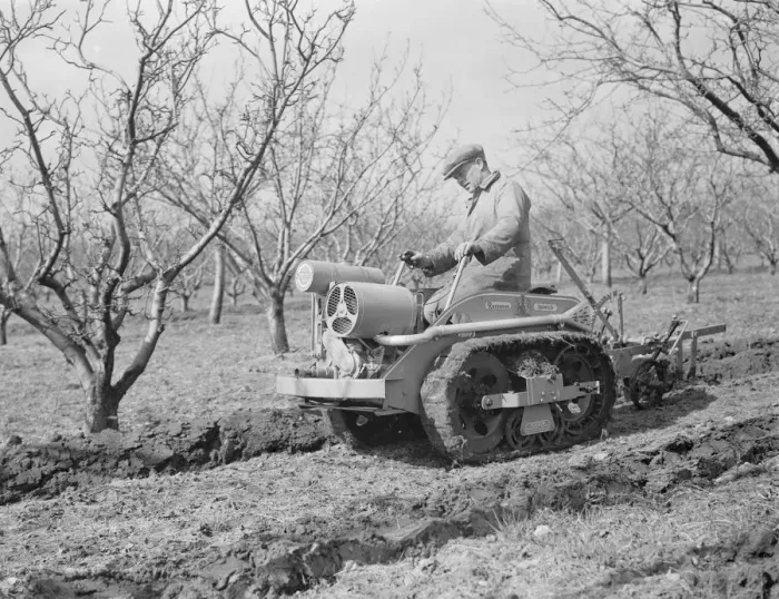 Framed Print : The Ransomes from Ipswich demonstrate their MG2 Motor Garden Cultivator in East Malling Framed Print : The Ransomes from Ipswich demonstrate their MG2 Motor Garden Cultivator in East Malling