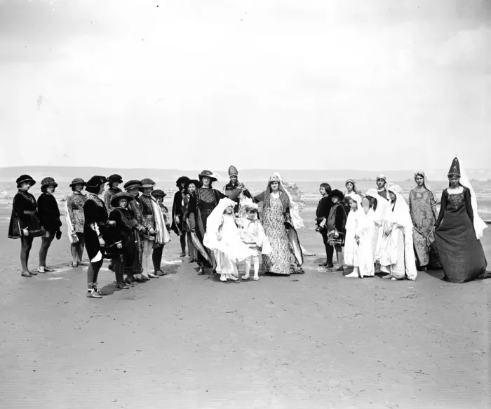 Framed Print : Rehearsing a pageant on Weymouth Sands in aid of the War Emergency Funds of the Waifs
