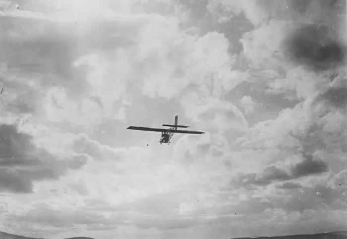 Framed Print : Remarkable Motorless Aviation Meeting Allens machine in flight 12 August 1922 Framed Print : Remarkable Motorless Aviation Meeting Allens machine in flight 12 August 1922