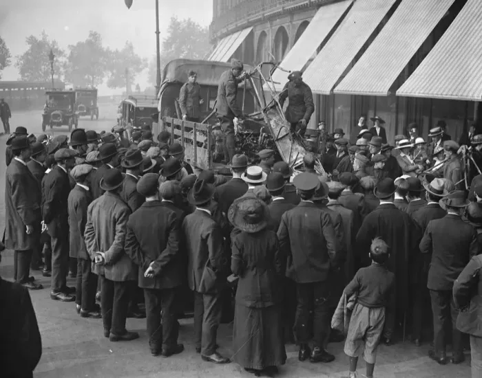Framed Print : Removal of remains of zeppelin L21 from Adastral house to the grounds of the HAC in Sunhill Row Framed Print : Removal of remains of zeppelin L21 from Adastral house to the grounds of the HAC in Sunhill Row