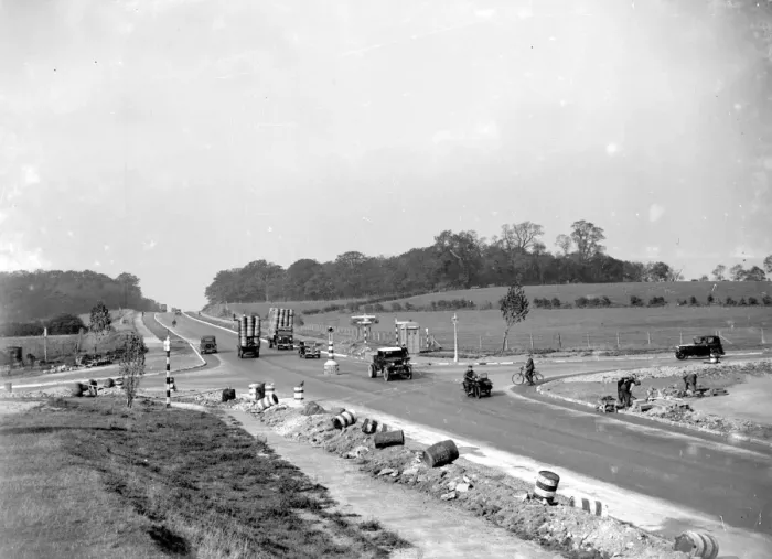 Framed Print : Repairs at Sidcup by pass crossing in Kent. 29 October 1934 Framed Print : Repairs at Sidcup by pass crossing in Kent. 29 October 1934