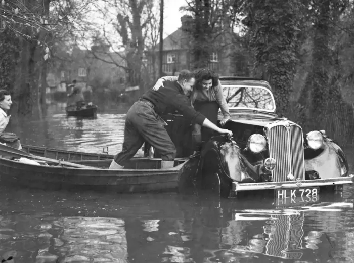 Framed Print : Rescue comes by boat to the occupants of a marooned car in a flooded road at Maidenhead Framed Print : Rescue comes by boat to the occupants of a marooned car in a flooded road at Maidenhead