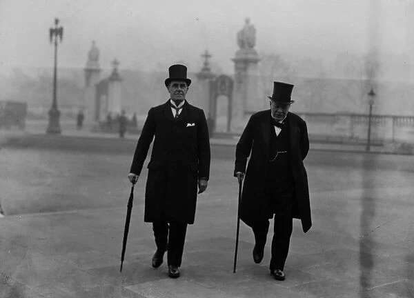 Retiring ministers give up seals of office. Lord Haldane and Colonel Wedgwood arriving