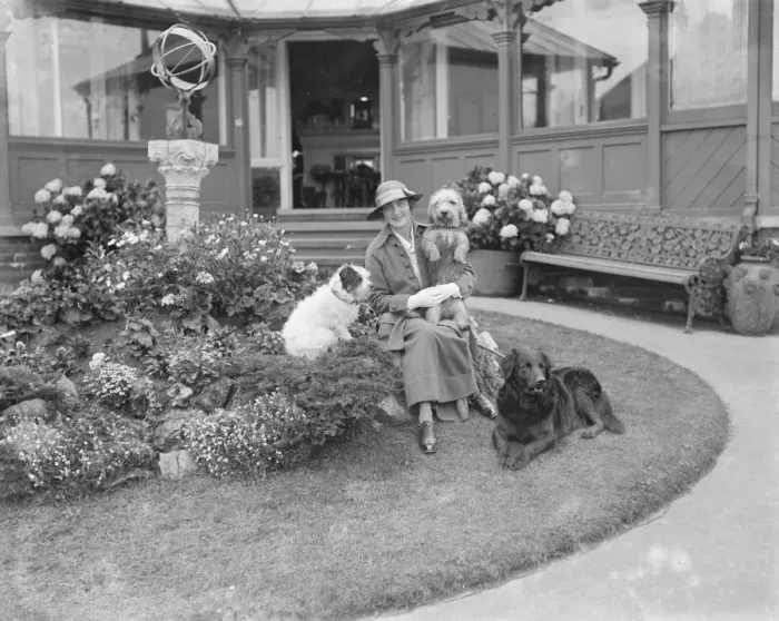 Framed Print : Return of Lily Elsie at her bungalow in Skegness