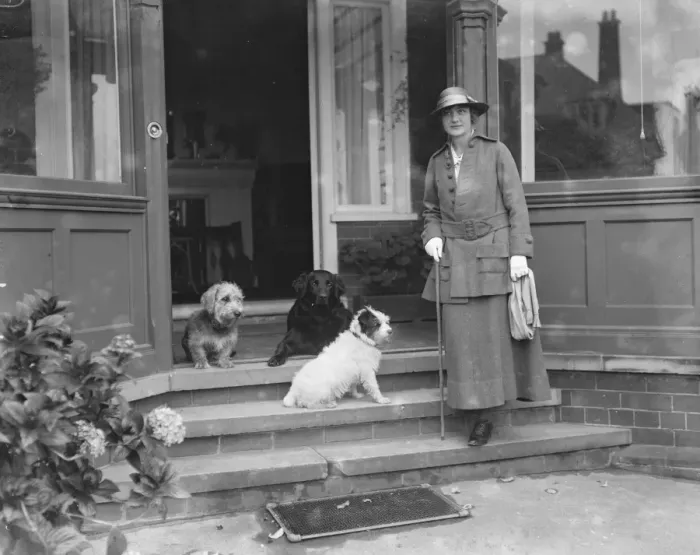 Framed Print : Return of Lily Elsie at her bungalow in Skegness