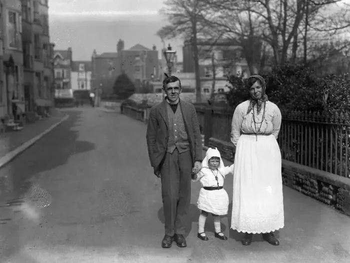 Framed Print : The Rev H M Rogers, missionary from Tristran Di Cunha, with his wife and little Framed Print : The Rev H M Rogers, missionary from Tristran Di Cunha, with his wife and little