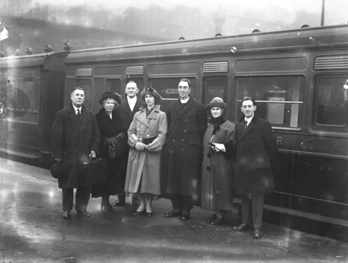 Framed Print : The Reverend Vale Owen leaves Waterloo Station for America. Left to right; Mr Leslie Curnow
