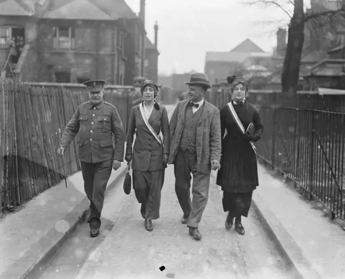 Framed Print : Revue girls recruiting for the army at Tottenham