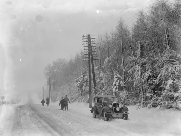 Framed Print : Roads covered in snow in Kingsdown, Kent. 1938