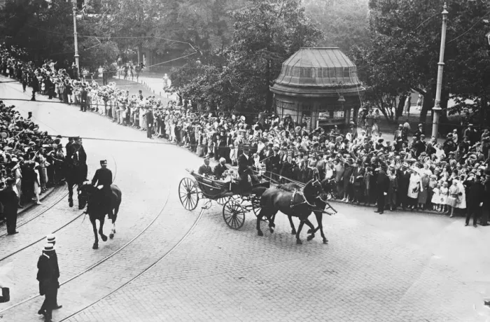 Framed Print : Roald Amundsens arrival in Oslo Roald Amundsen and Lincoln Ellsworth drive to