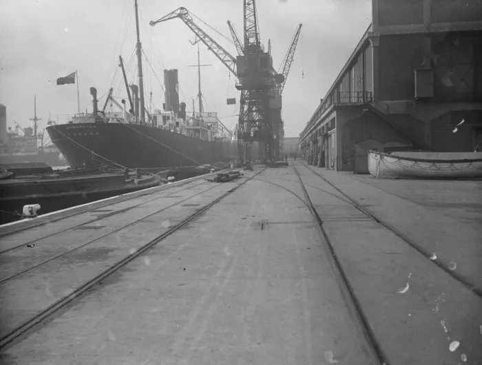 Framed Print : Roman Star arrives at King George 5 dock, Explosion during voyage from South Framed Print : Roman Star arrives at King George 5 dock, Explosion during voyage from South