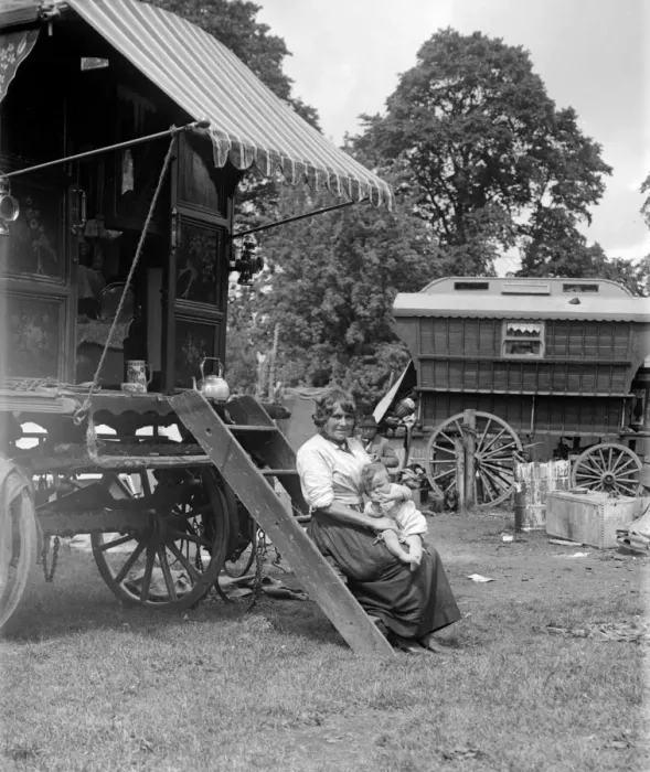 Framed Print : A Romany mother with her baby sitting on the steps of her caravan on Epsom Downs Framed Print : A Romany mother with her baby sitting on the steps of her caravan on Epsom Downs