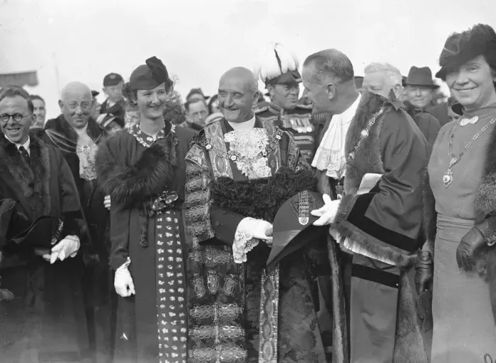 Framed Print : At Romfords Charter Day the Lord Mayor of London, Sir George Broadbridge ( left ) Framed Print : At Romfords Charter Day the Lord Mayor of London, Sir George Broadbridge ( left )