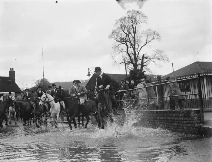 Framed Print : The Royal Artillery Drag Hunt cross a flooded street in Eynsford, Kent Framed Print : The Royal Artillery Drag Hunt cross a flooded street in Eynsford, Kent