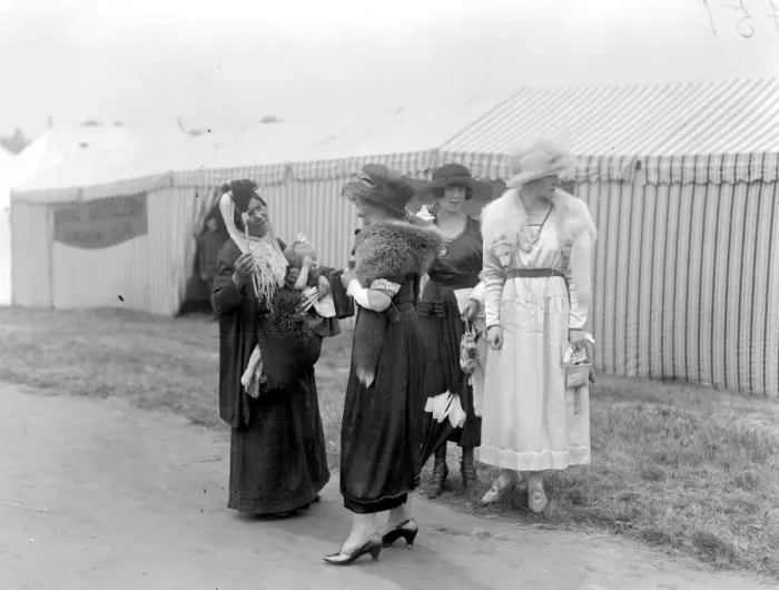 Framed Print : Royal Ascot. Gipsies busy amongst the Society women. 16 June 1920