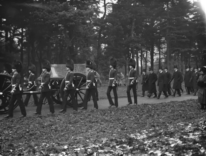 Framed Print : Royal funeral scene at Sandringham. The coffinand the Royal mourners on the way