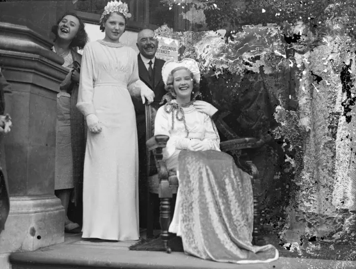 Framed Print : Royal Kiss For The Mayor. Croydons Carnival Queen Crowned. Miss Queanie Durham