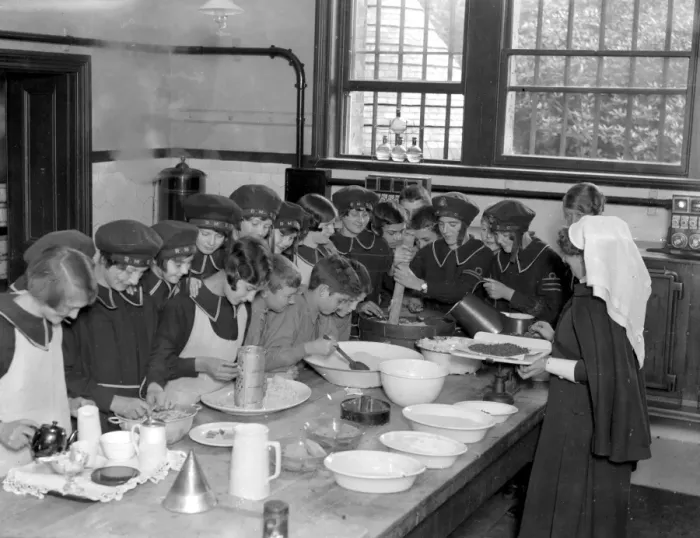 Framed Print : At the Royal Merchant Seamens Orphanage, Wokingham. Making the christmas pudding Framed Print : At the Royal Merchant Seamens Orphanage, Wokingham. Making the christmas pudding