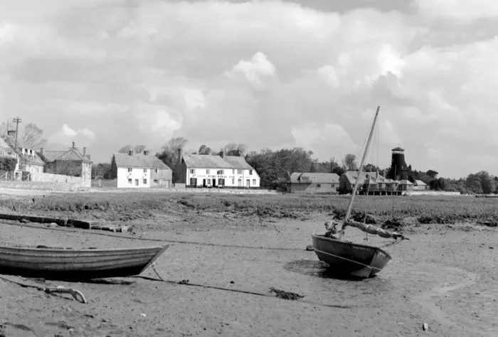 Framed Print : The Royal Oak Inn 15th Century building overlooking the Langstone Harbour, Langstone Framed Print : The Royal Oak Inn 15th Century building overlooking the Langstone Harbour, Langstone