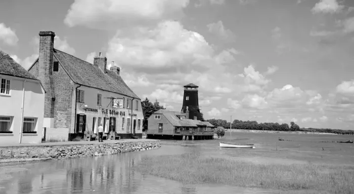 Framed Print : The Royal Oak Inn 15th Century building overlooking the Langstone Harbour, Langstone Framed Print : The Royal Oak Inn 15th Century building overlooking the Langstone Harbour, Langstone