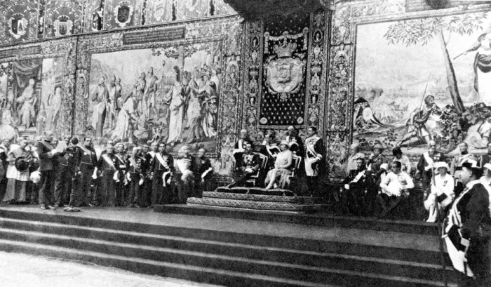 Framed Print : The Royal opening of the International Exhibition at Barcelona: The King and Queen