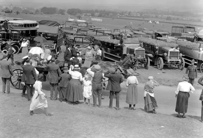 Framed Print : The Royal Party arriving on the course Derby Day Epsom 31st May 1922 Framed Print : The Royal Party arriving on the course Derby Day Epsom 31st May 1922