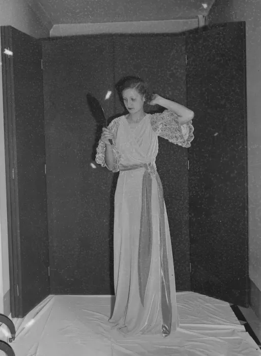 Framed Print : Royal School of Needlework prepares for exhibition, Surbiton. 21 November 1935 Framed Print : Royal School of Needlework prepares for exhibition, Surbiton. 21 November 1935