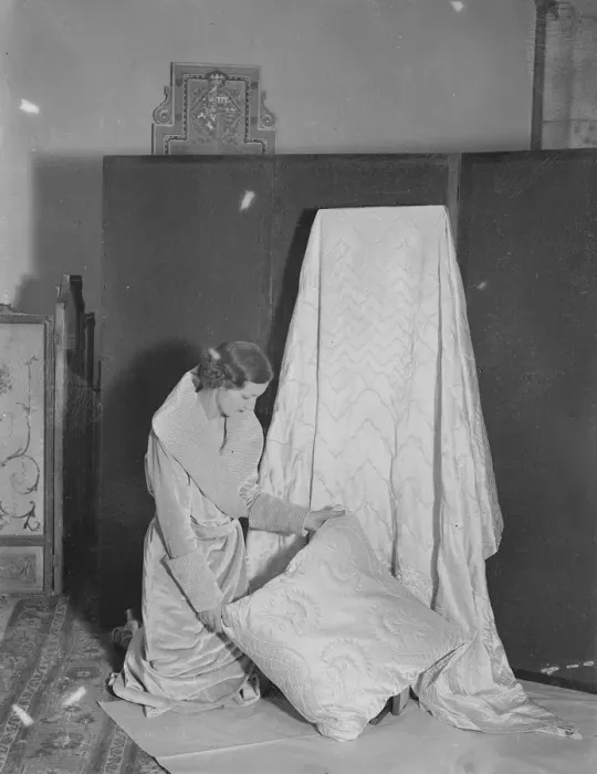 Framed Print : Royal School of Needlework prepares for exhibition, Surbiton. 21 November 1935