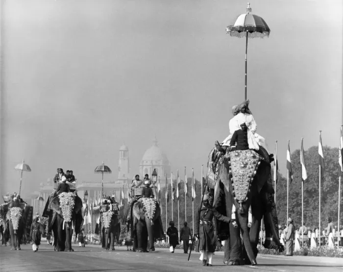Framed Print : Royal Tour of India. In Delhi, along the Rajpath, a convoy of magnificently decked Framed Print : Royal Tour of India. In Delhi, along the Rajpath, a convoy of magnificently decked