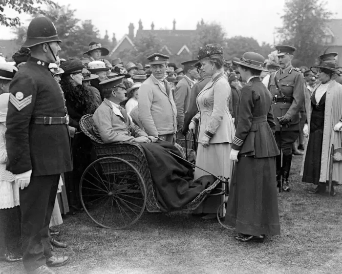Framed Print : Royal visit to Bedford. Their Majesties talking to wounded soldiers at Bedford School Framed Print : Royal visit to Bedford. Their Majesties talking to wounded soldiers at Bedford School