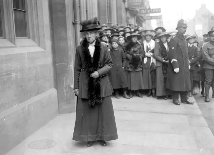 Framed Print : Royal Visit to Lincoln. Mrs Beechey, The widow of w Lincolnshire clergyman who had Framed Print : Royal Visit to Lincoln. Mrs Beechey, The widow of w Lincolnshire clergyman who had