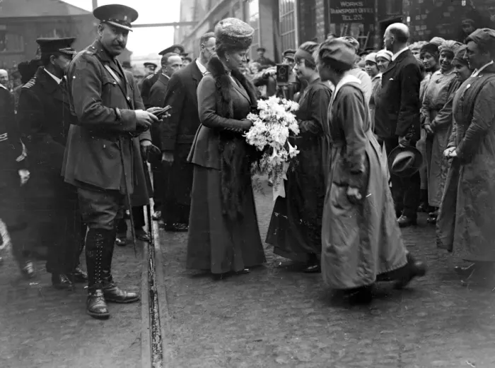 Framed Print : Royal Visit to Lincoln. The Queen being presented with a bouquet at Clayton Shuttleworth s