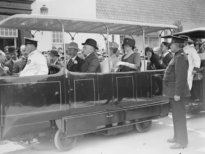 Framed Print : Royal visitors at Wembley. On the Royal railodock car, King George and King of Italy Framed Print : Royal visitors at Wembley. On the Royal railodock car, King George and King of Italy