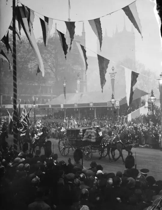 Framed Print : The Royal wedding of the Duke of Kent and Princess Marina of Greece. Crowds